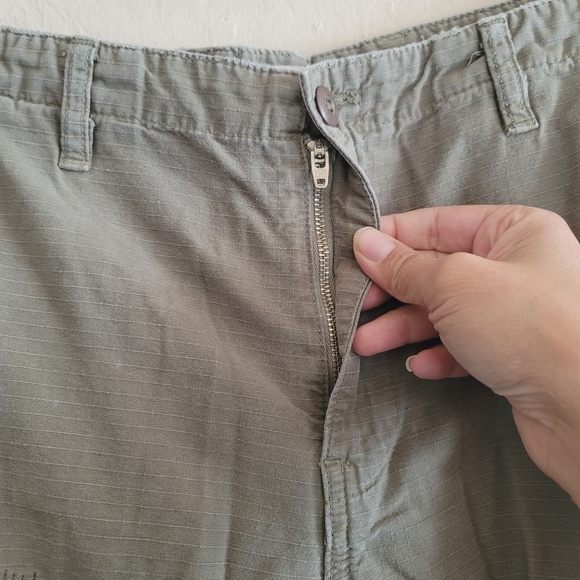 RE/DONE Originals, Distressed Cargo Pant, Army Green, Size 28 - Picture 7 of 15